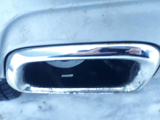 Ржавчина на декоративной рамке выхлопной трубы Geely Atlas