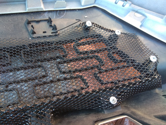 Точки фиксации сетки в нижнюю решетку бампера NL-4 Emgrand X7