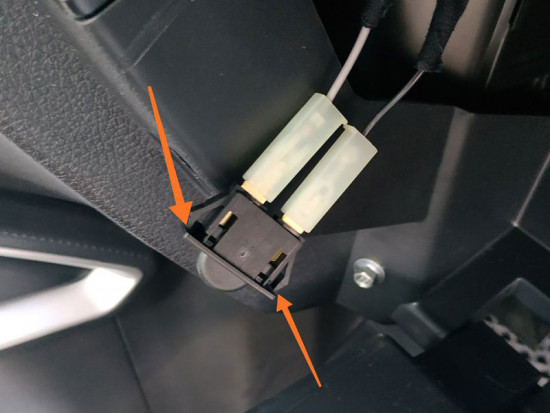 geely-emgrand-x7-nl-4-подсветка-бардачка-печаточного-ящика-6.jpg