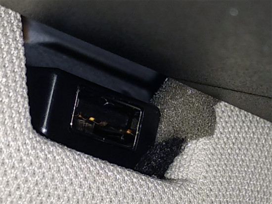 geely-atlas-nl-3-led-USB-port.jpg (96.39 КБ) 10744 просмотра Торчащий поролон из USB-гнезда и какой-то черный элемент (Geely Atlas 2018 LED) / фото сделано в шоу-рум дилерского центра Geely (Минск, март 2019)