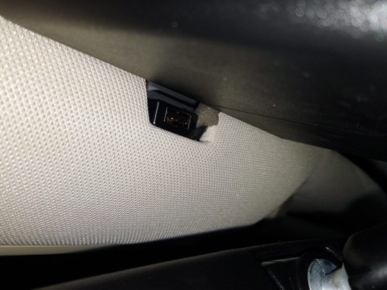 Geely Atlas с USB-выходом у зеркала заднего вида (в линии примыкания обшивки потолка и лобового стекла)