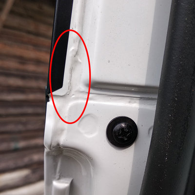 трещины на ЛКП внутренней стороны дверей Geely Atlas