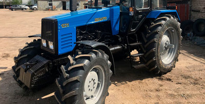 Трактор Беларус с направленным рисунком шин