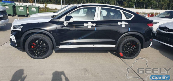 Черный GEELY TUGELLA, а за черным виднеется белый