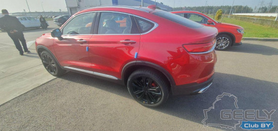 Красный GEELY TUGELLA. Тон можно сравнить с красным COOLRAY стоящем на втором плане