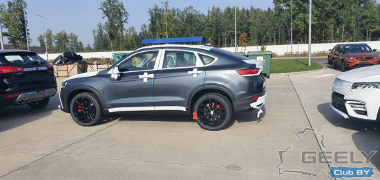 "Базальтовый" GEELY TUGELLA. На фоне стоят ATLAS, COOLRAY SX11 и передняя часть белого TUGELLA