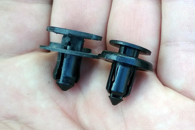 Клипсы подкрылков Geely Atlas (справа - Geely original, слева - Nissan original. Nissan прочнее!