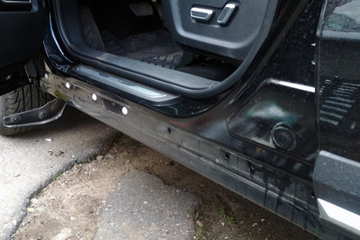 Пластиковая обшивка порогов Geely Atlas (передняя часть)