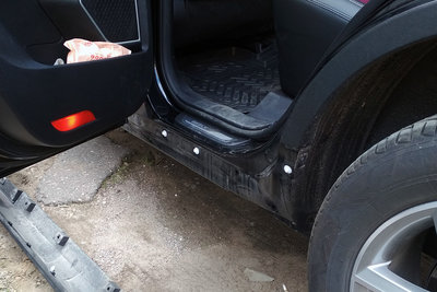 Пластиковая обшивка порогов Geely Atlas (задняя часть)