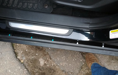 Клипсы пластиковая обшивка порогов Geely Atlas