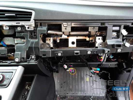 20211014_115806.jpg (1.35 МБ) 8542 просмотра Это разьем USB и AUX в подлокотнике