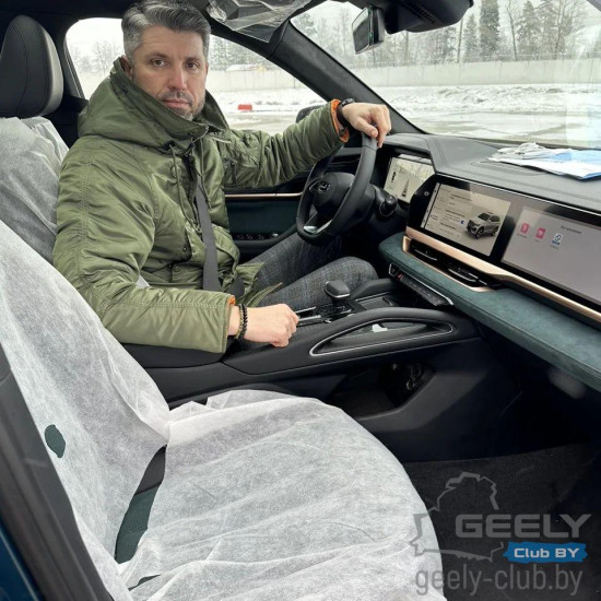 Та самая широкая мультимедиа Geely Monjaro из трех дисплеев - от стойки до стойки