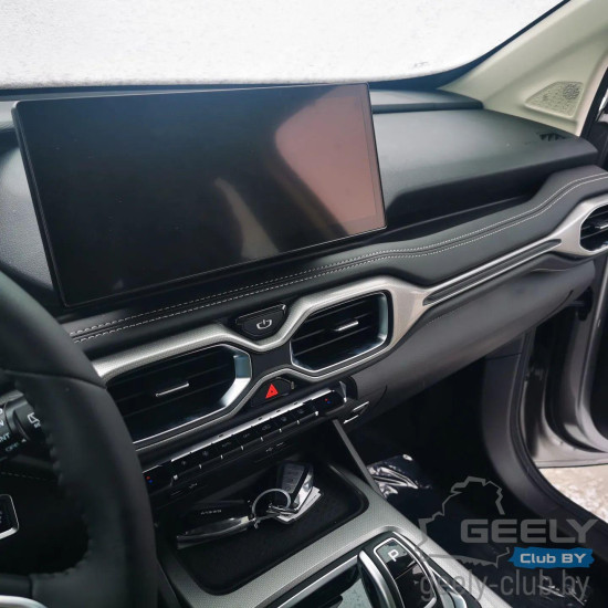 Мультимедийный дисплей Geely Okavango и центральная панель